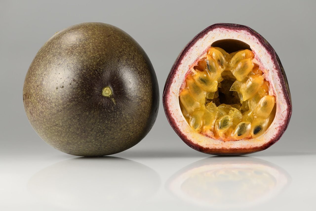 Fruits de la passion coupés