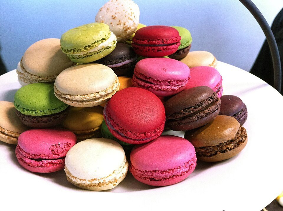 Macarons colorés garnis