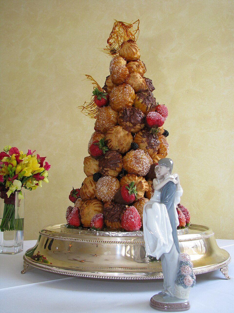 Croque-en-bouche décoré